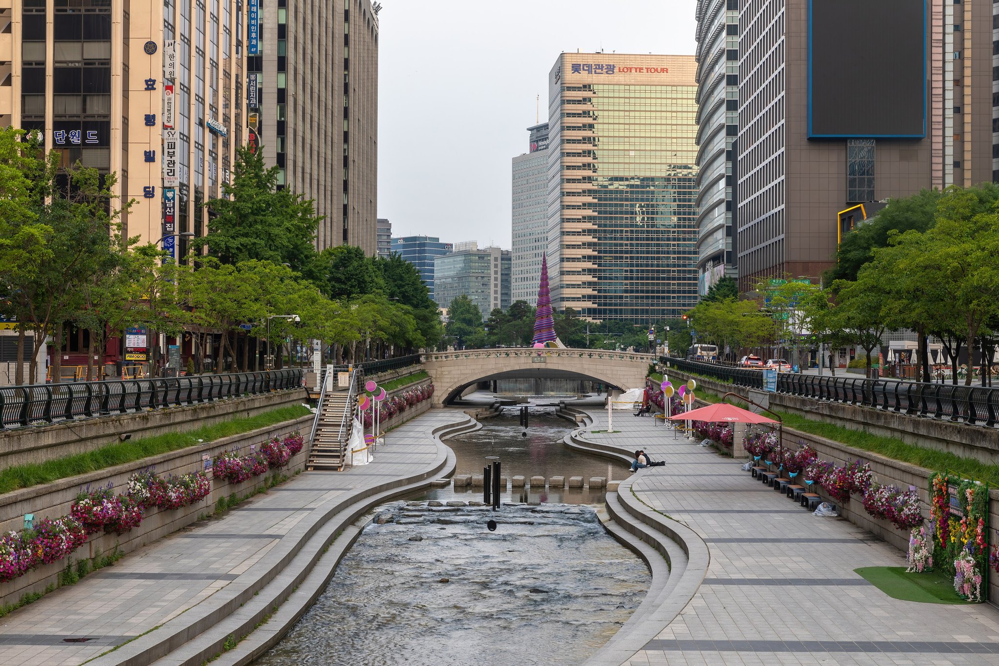 The head of the Cheonggyecheon stream with its fountain and banks of flowers