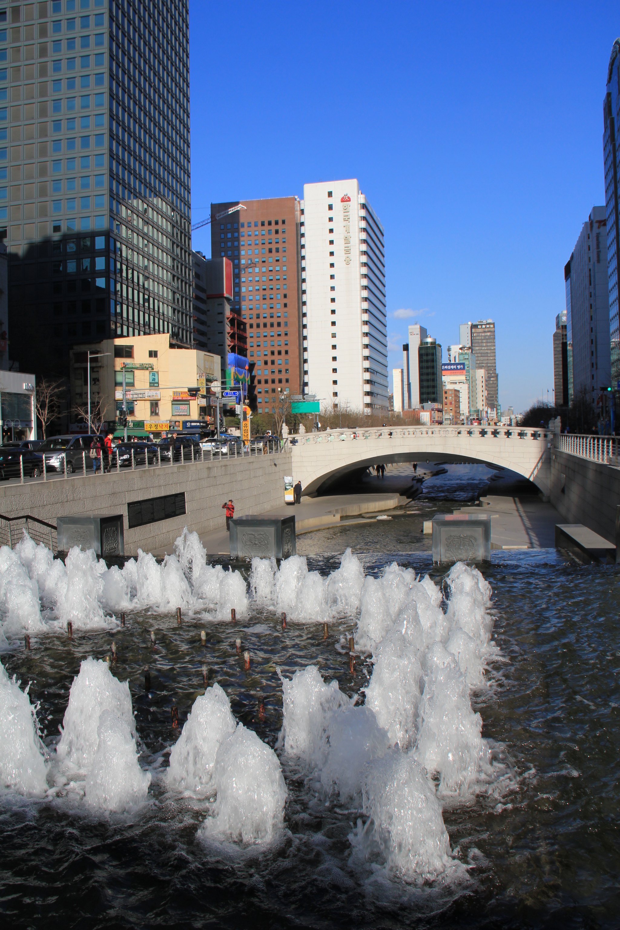 The Spring sculpture and stepped water at the start of the Cheonggyecheon