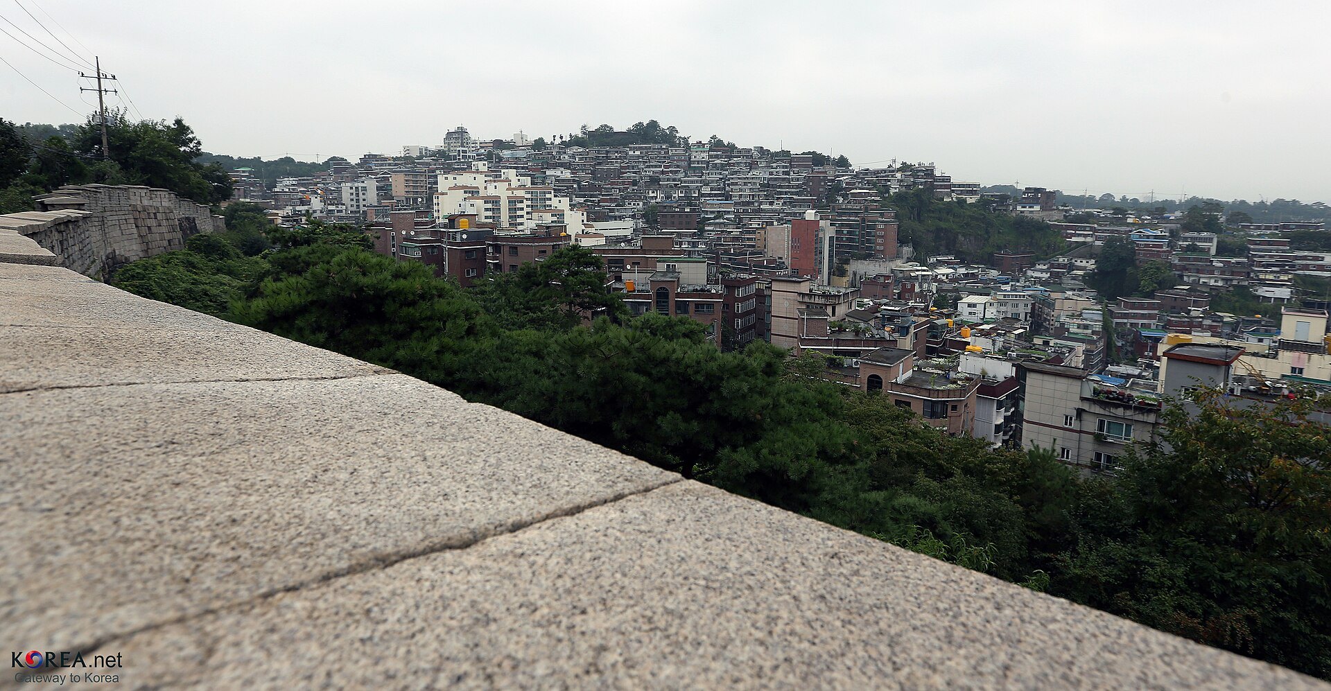 The wall walk descending the slope towards the houses below