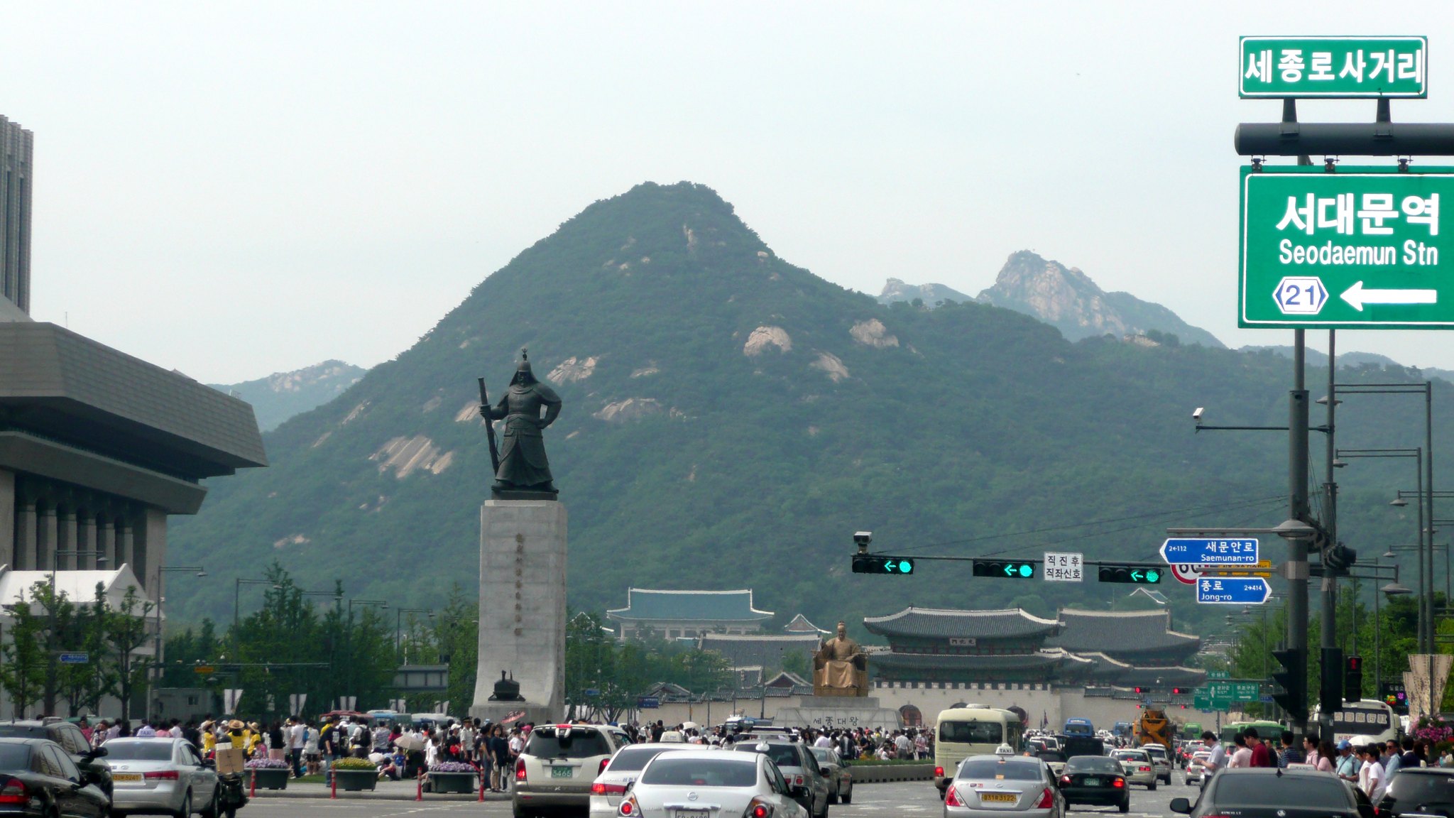 The bronze statue of Admiral Yi Sun-sin on Gwanghwamun Square with Bugaksan behind