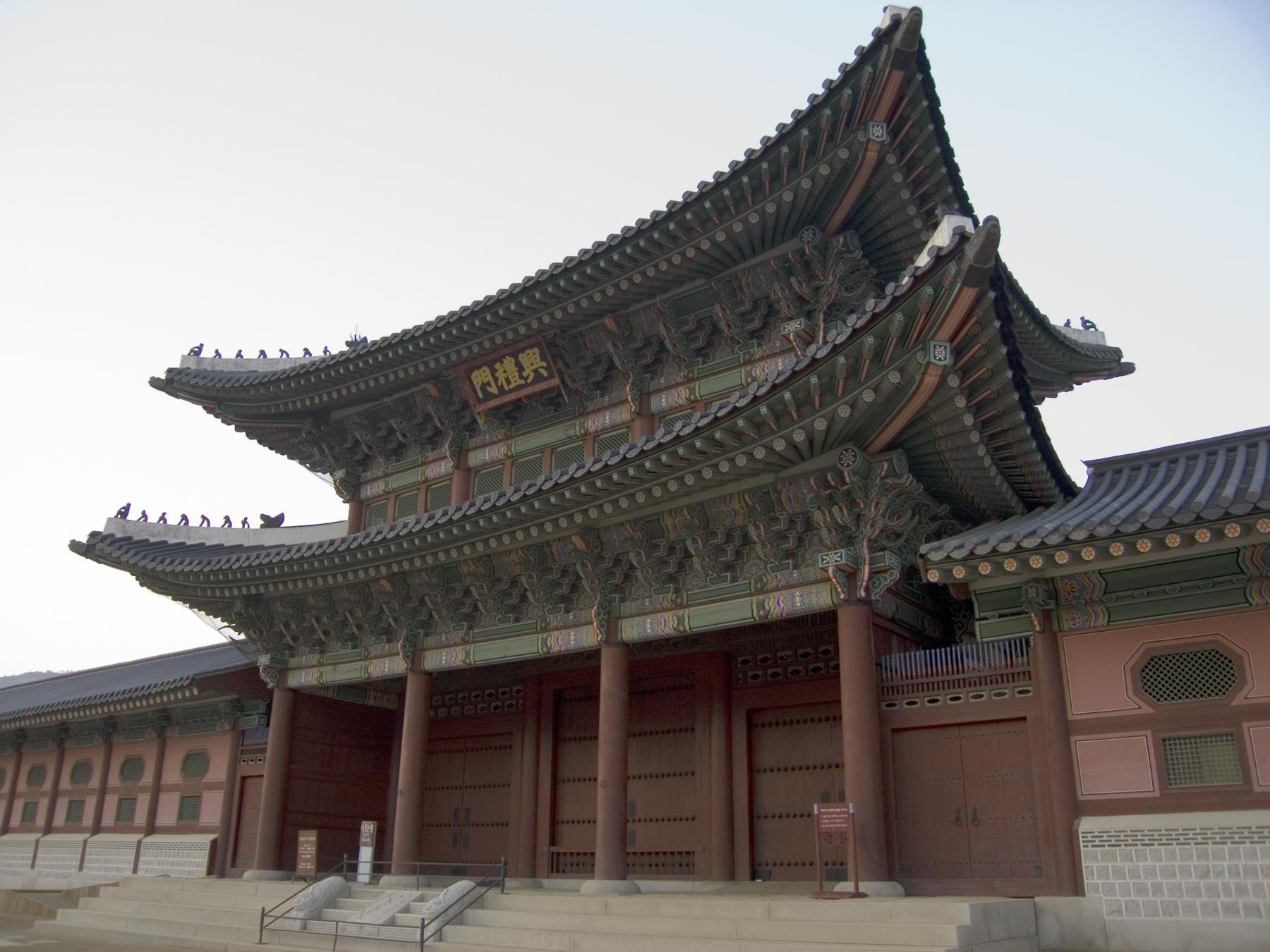 Sungjeongjeon, the main hall of Gyeonghuigung, on its stone terrace