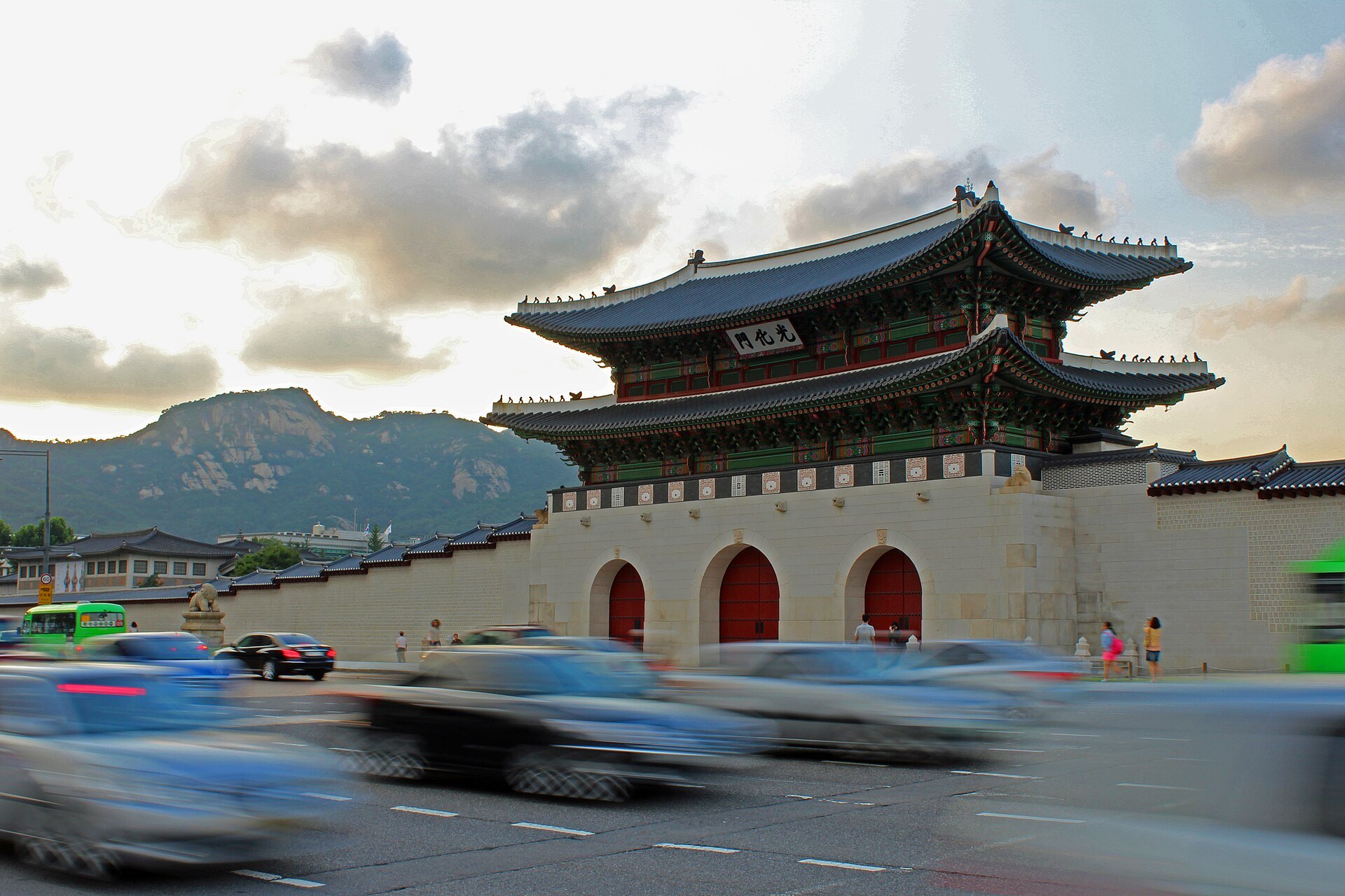 Traffic streaming past the Gwanghwamun gate of Gyeongbokgung in a long exposure