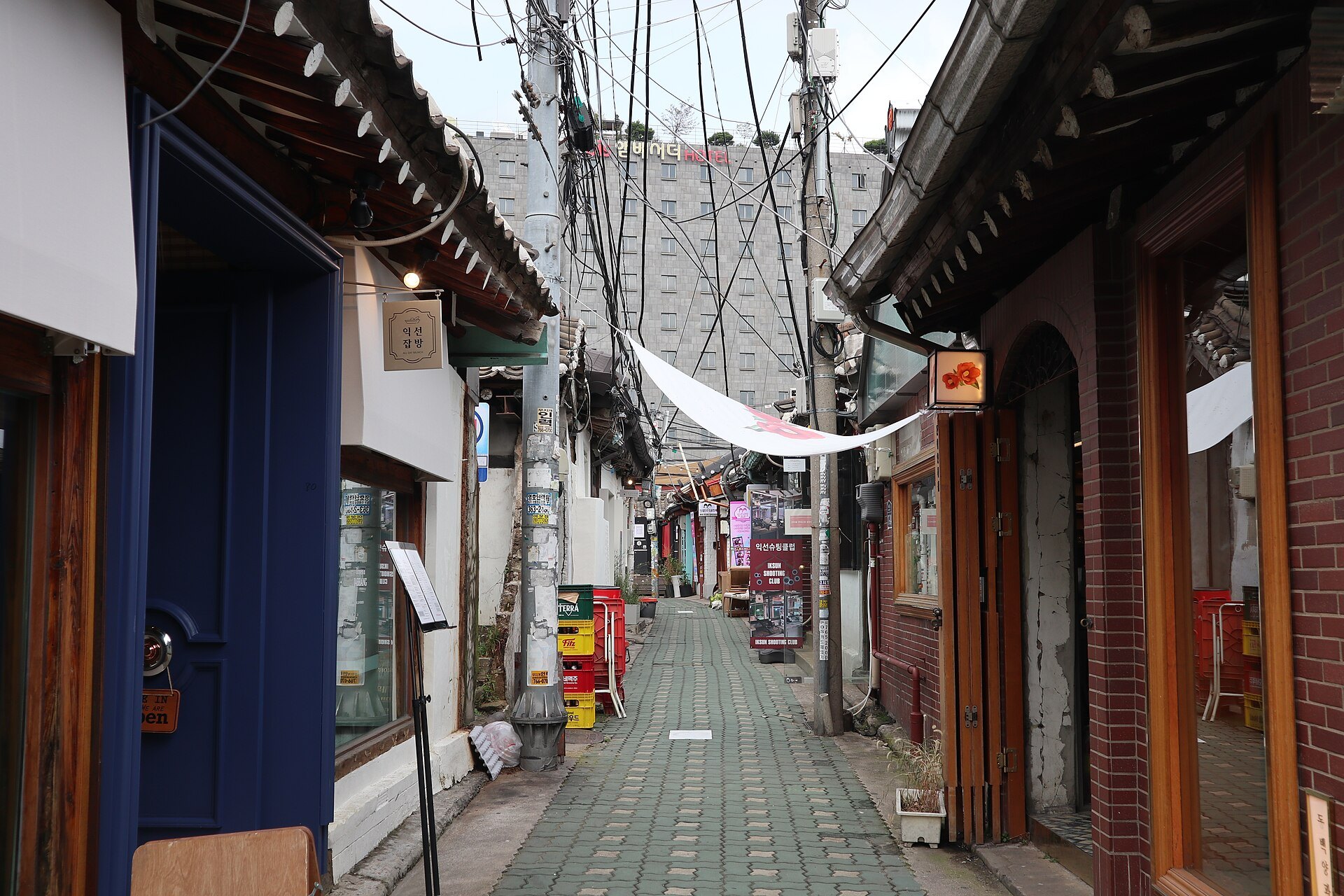 A narrow Ikseon-dong alley of low tiled houses and overhead wires